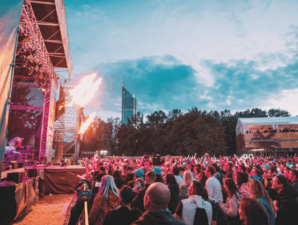 Publikum vor der Bühne des Donauinsel Open Air