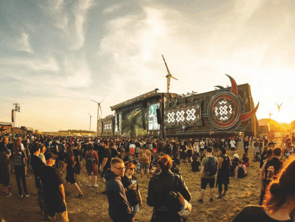 Bühne und Publikum am Nova Rock