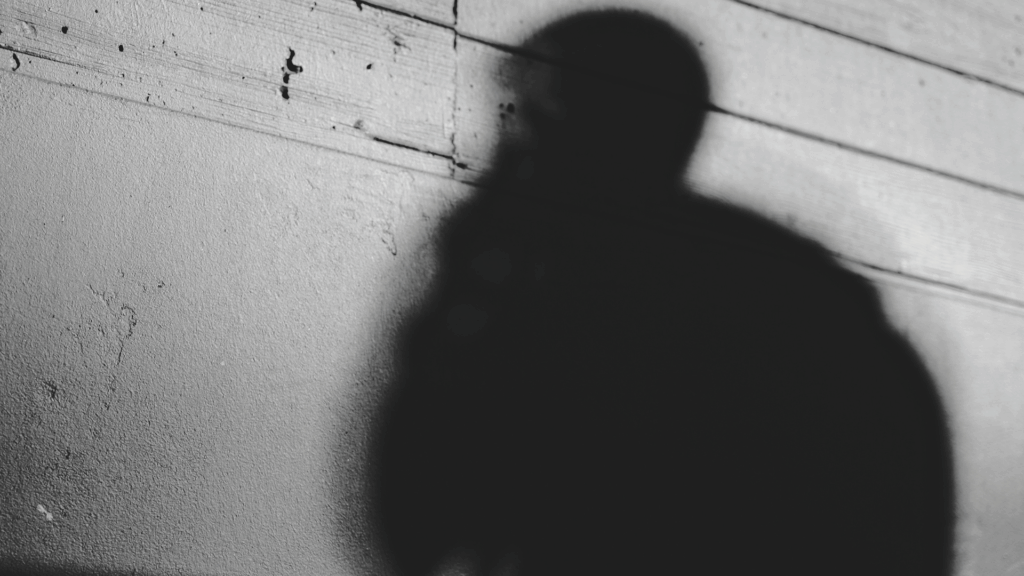 Ein Schatten eines Menschen vor einer Wand