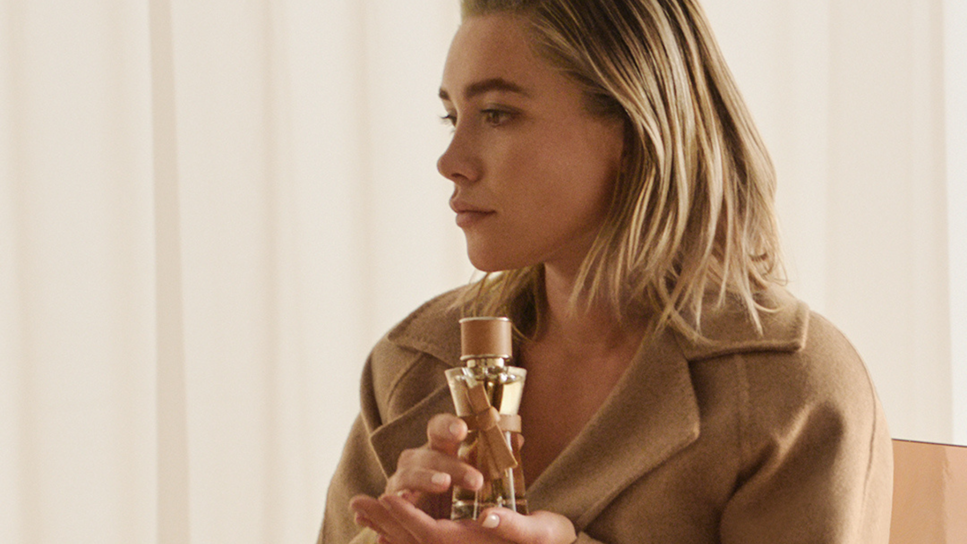 EMBARGO 24.08. Florence Pugh mit dem Flakon Le Parfum in der Hand