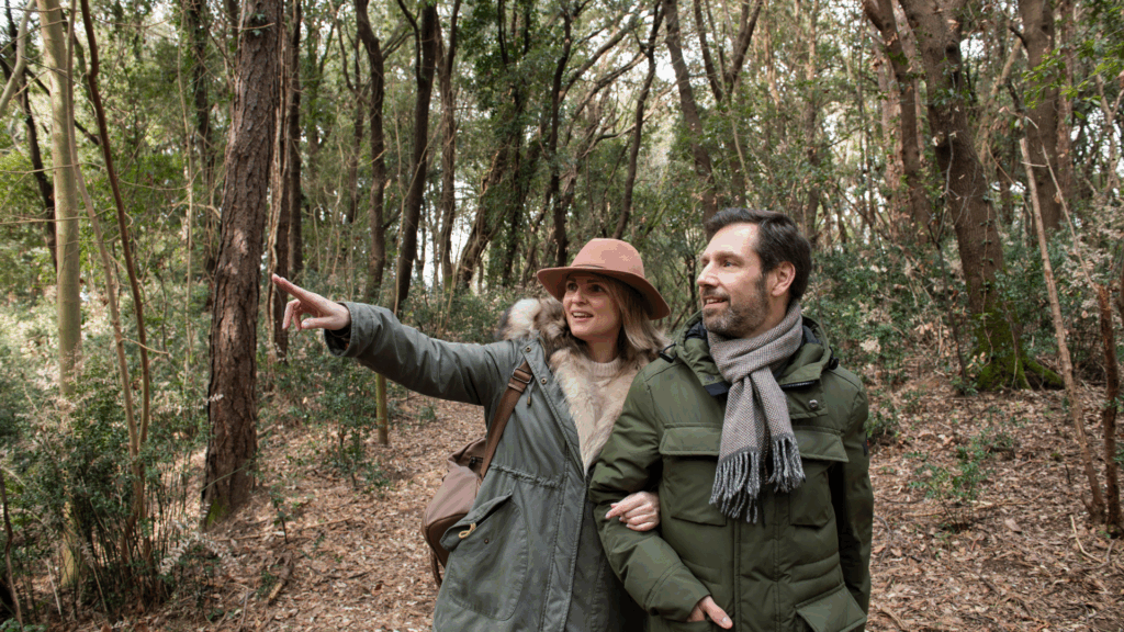 Eine Frau und ein Mann in der Natur