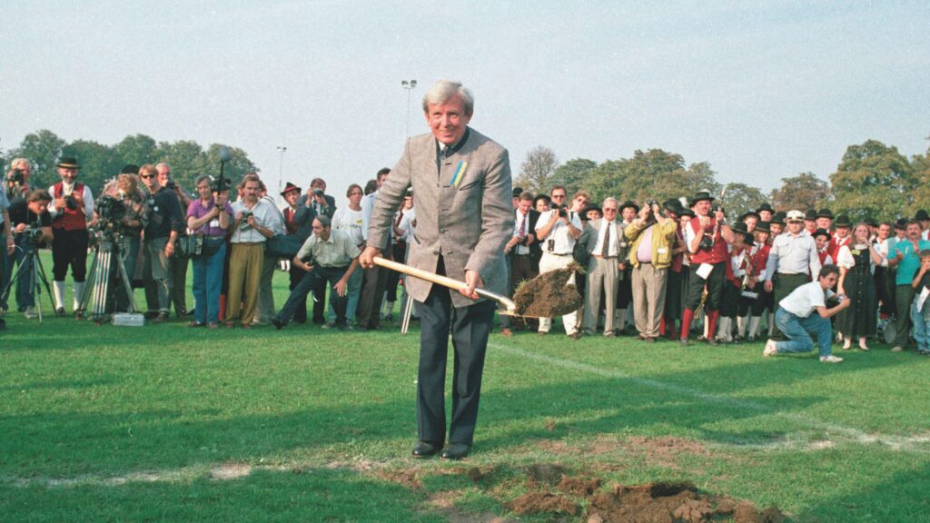 Siegfried Ludwig am 13. September 1992 beim Spatenstich für das Regierungsviertel in St. Pölten