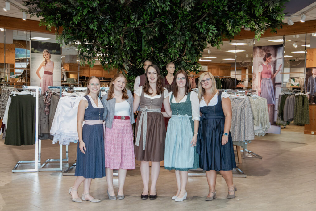 Frauen im Dirndl