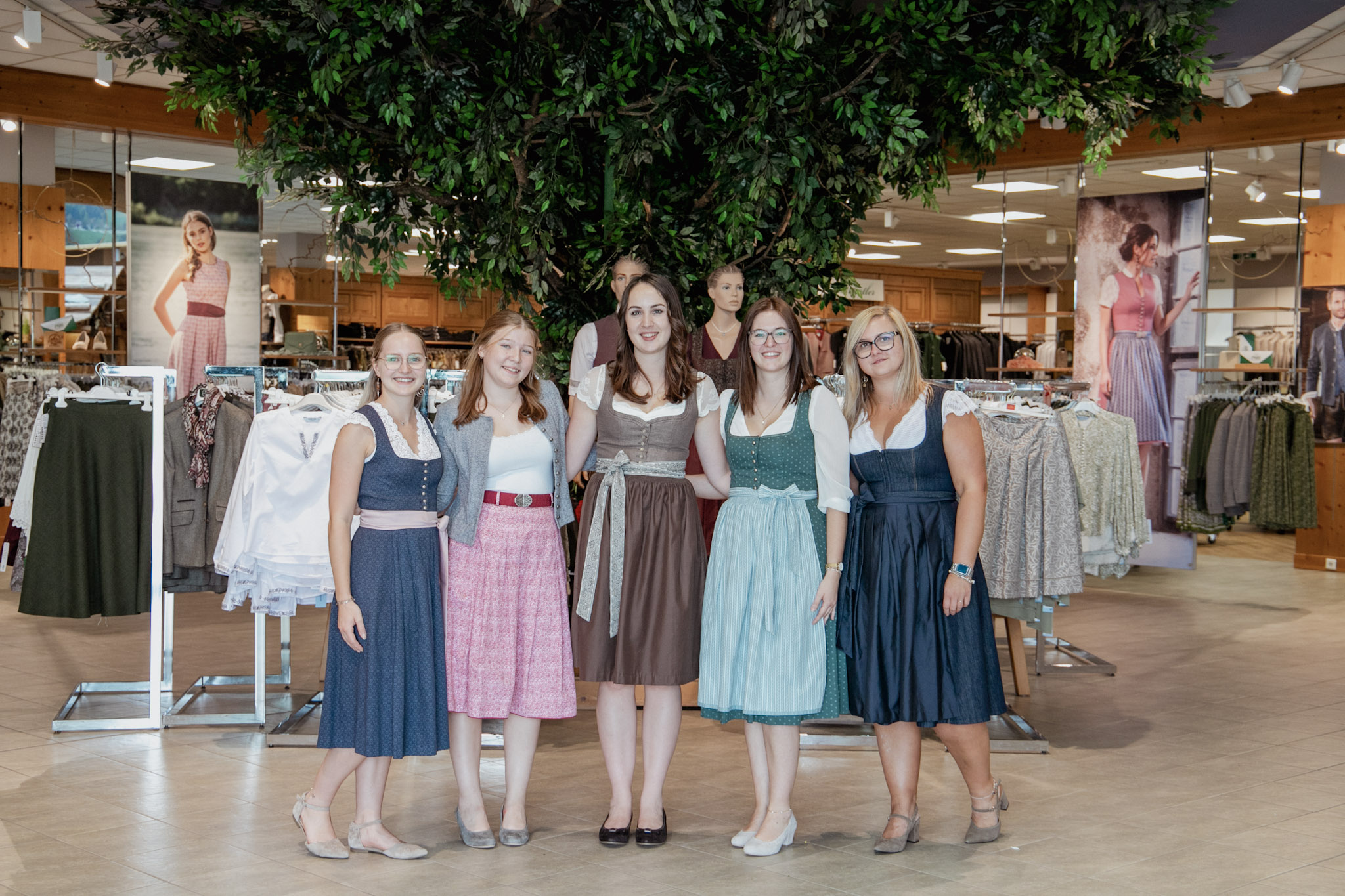 Frauen im Dirndl