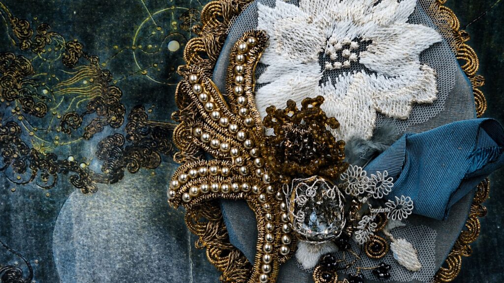 Der Schmuck wird mit viel Gefühl auf die Haute Couture in Paris abgestimmt.
