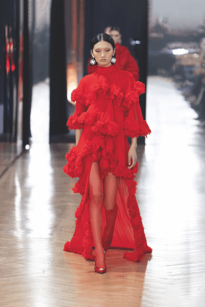 Model mit rotem Kleid von Blumarine am Laufsteg FW26