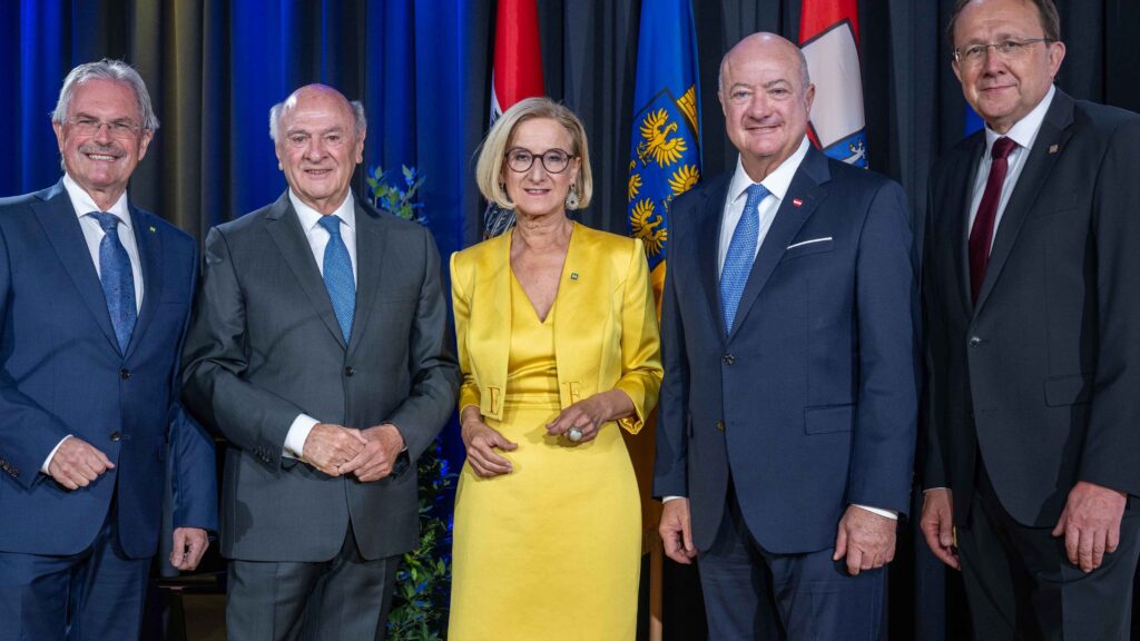 „40 Jahre Landeshauptstadt St. Pölten“ mit Landtagspräsident Karl Wilfing, Landeshauptmann a. D. Erwin Pröll, Landeshauptfrau Johanna Mikl-Leitner, Bundeskanzler Christian Stocker und dem St. Pöltner Bürgermeister Matthias Stadler (v. l. n. r.).