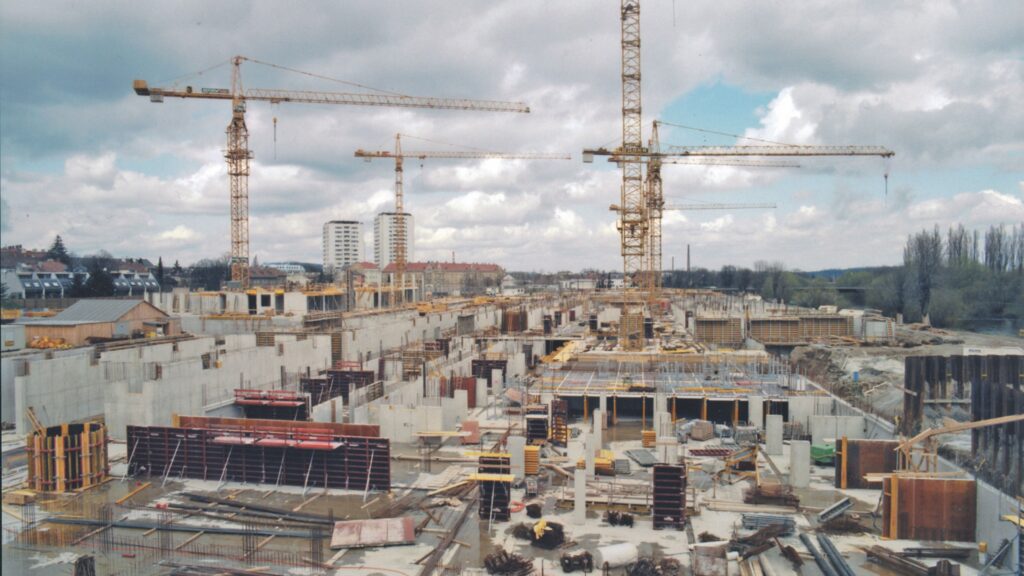Die Baustelle des Landesregierungsviertels in St. Pölten. 1997 war der Bau großteils abgeschlossen und Landtag und Landesregierung übersiedelten endgültig von Wien nach St. Pölten.