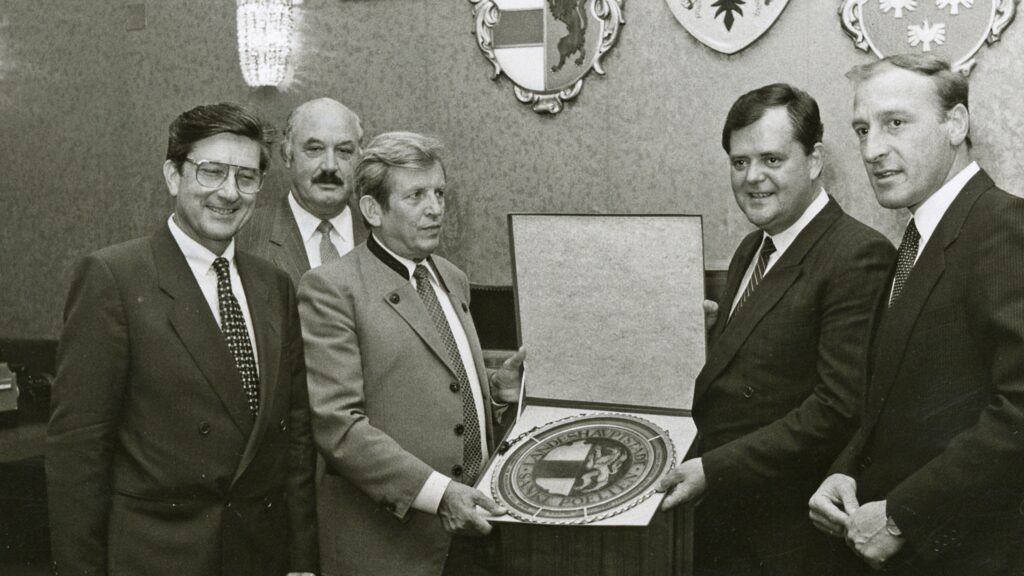 Festsitzung 1986 - Landeshauptmann Siegfried Ludwig und der damalige Bürgermeister von St. Pölten, Willi Gruber, feiern die neue Landeshauptstadt.